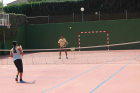 Студенты King’s College Soto de Viñuelas играют в теннис