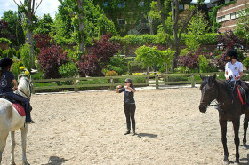 Студенты King’s College Soto de Viñuelas занимаются конным спортом