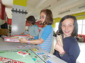 Студенты Lacunza Camp играют в Монополию