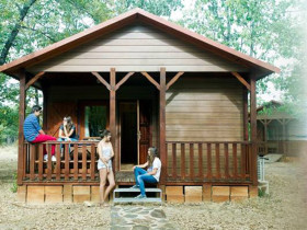 Студенты Vive la ene в жилом домике