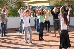 Студенты Colegio Maravillas занимаются танцами