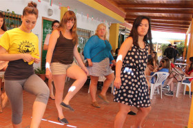 Студенты Colegio Maravillas занимаются танцами