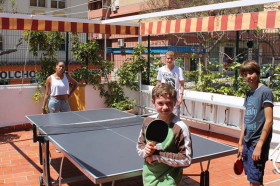 Студенты Colegio Maravillas играют в настольный теннис