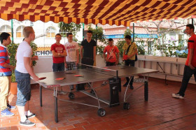 Студенты Colegio Maravillas играют в настольный теннис