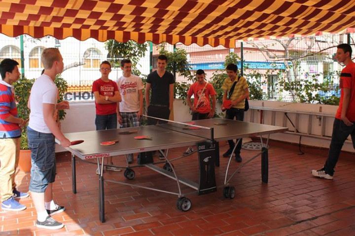 Студенты Colegio Maravillas играют в настольный теннис
