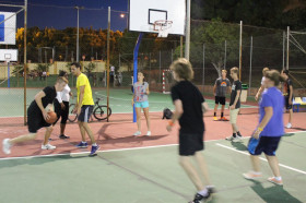 Студенты Colegio Maravillas играют в баскетбол