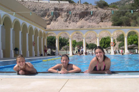 Студенты Colegio Maravillas в бассейне