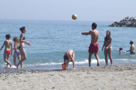 Студенты Colegio Maravillas играют в волейбол на пляже
