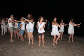 Вечерние танцы на пляже