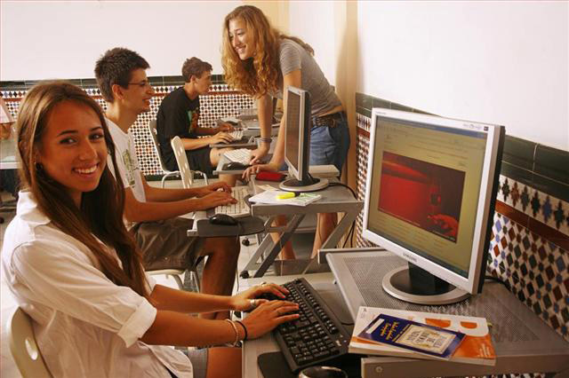 Студенты Escuela De Idiomas Nerja на занятиях