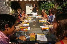 Студенты Escuela De Idiomas Nerja на занятиях