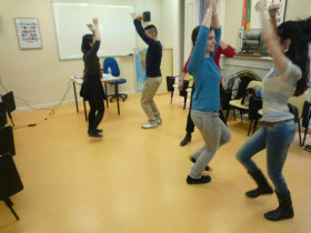 Студенты Estudio Sampere Madrid занимаются танцами