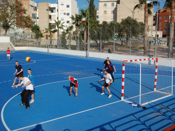 Студенты Proyecto Espanol Alicante играют в футбол