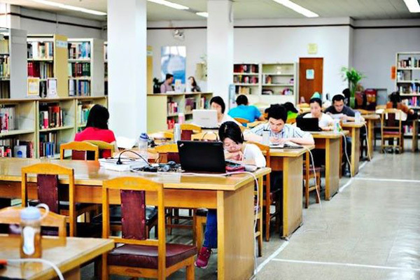 Студенты INTO Nankai University в библиотеке