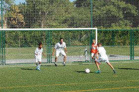 Студенты King’s College Soto de Viñuelas играют в футбол