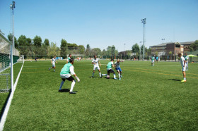 Студенты King’s College Soto de Viñuelas играют в футбол