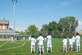 Студенты King’s College Soto de Viñuelas играют в футбол