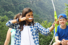 Студенты King’s College Asturias занимаются стрельбой из лука