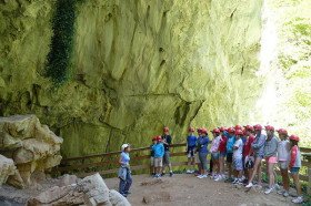 Студенты King’s College Asturias у входа в пещеру