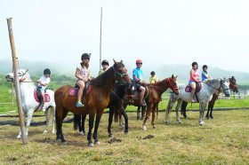 Студенты King’s College Asturias занимаются конным спортом