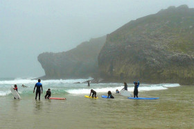 Студенты King’s College Asturias занимаются виндсерфингом