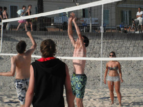 Студенты Alpha.B играют в футбол на пляже