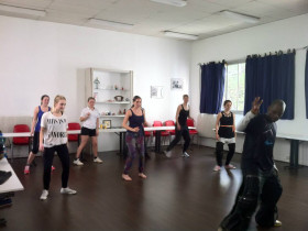 Студенты France Langue Nice занимаются танцами