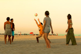Студенты LSF Montpellier играют в волейбол на пляже