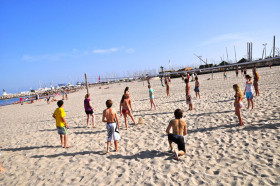 Студенты LSF Montpellier играют в волейбол на пляже