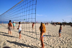 Студенты LSF Montpellier играют в волейбол на пляже