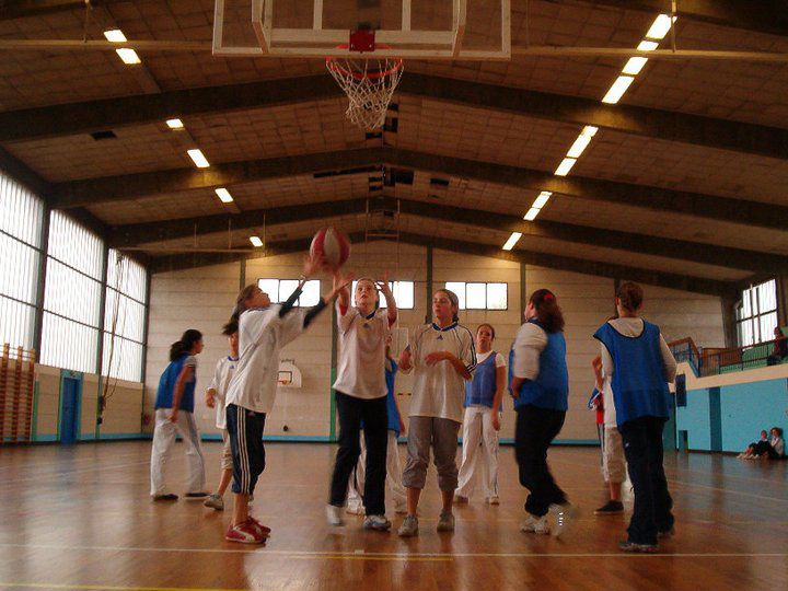 Студенты Ecole des Roches играют в баскетбол