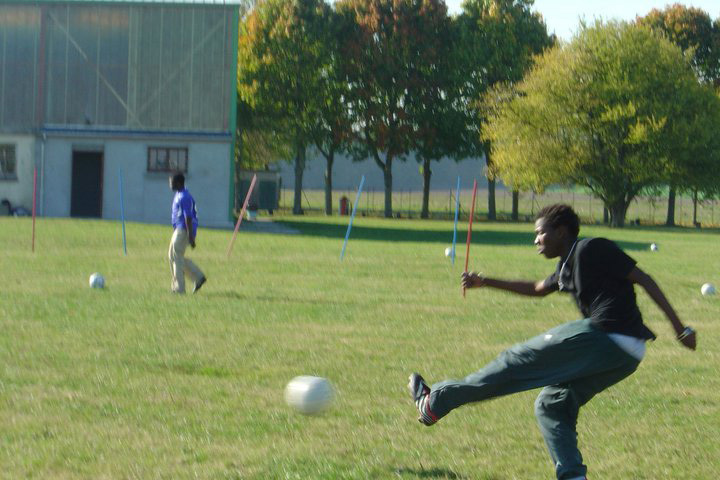 Студенты Ecole des Roches играют в футбол