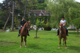 Студенты Ecole des Roches занимаются конным спортом