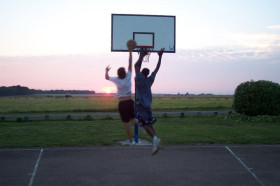 Студенты Ecole des Roches играют в баскетбол