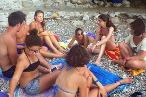 Студенты Centre Méditerranéen d'Etudes Françaises на пляже