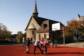 Студенты Champittet College играют в баскетбол