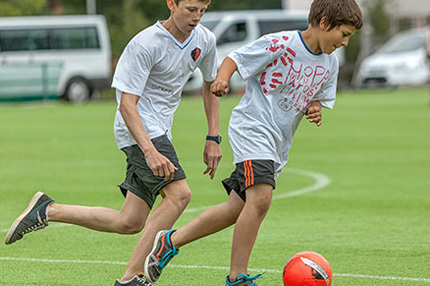 Студенты Ariana School Arosa играют в футбол