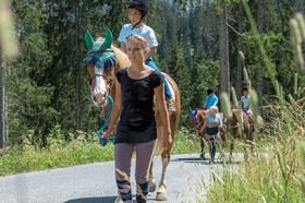 Студенты Ariana School Arosa занимаются конным спортом