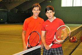 Студенты Ariana School St. Gallen играют в теннис