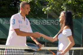 Студенты Ariana School St. Gallen играют в теннис