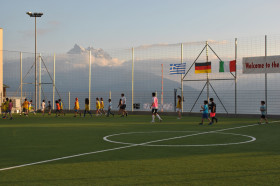 Студенты Beau Soleil Collège Alpin International играют в футбол