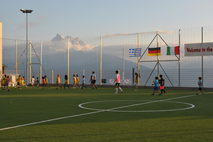 Студенты Beau Soleil Collège Alpin International играют в футбол