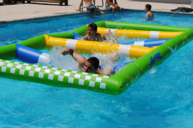 Студенты Beau Soleil Collège Alpin International в бассейне