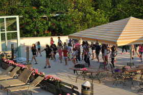 Студенты Beau Soleil Collège Alpin International занимаются танцами