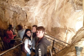 Студенты Brillantmont International School на экскурсии в пещере
