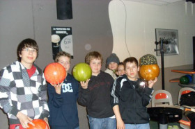 Студенты Haut-Lac International Centre в боулинге