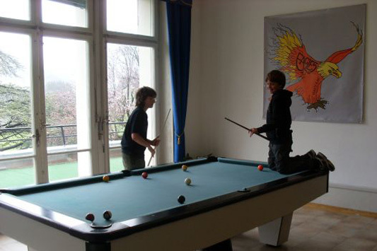 Студенты Haut-Lac International Centre играют в бильярд