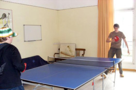 Студенты Haut-Lac International Centre играют в настольный теннис