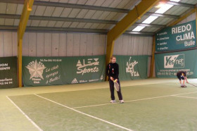 Студенты Haut-Lac International Centre играют в теннис