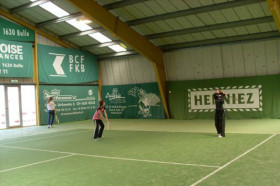 Студенты Haut-Lac International Centre учатся играть в теннис